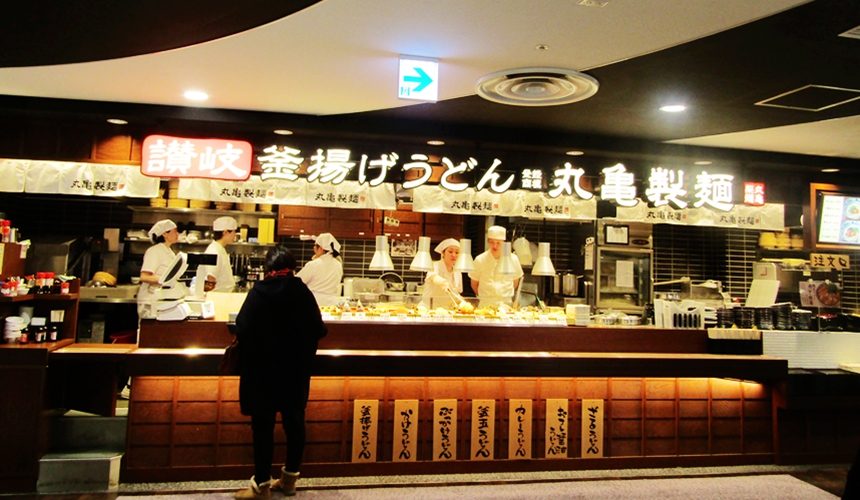 大型購物中心「AEON 新札幌店」裡的丸龜製麵