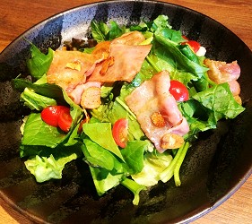札幌自由行居酒屋推薦:北海道地雞料理,還有多款蔬菜隨你選!札幌居酒屋「雞次郎」的培根菠菜沙拉