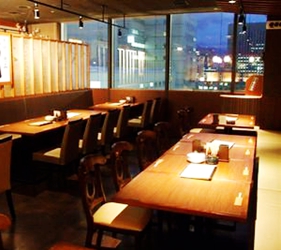 札幌自由行居酒屋推薦:北海道地雞料理,還有多款蔬菜隨你選!札幌居酒屋「雞次郎」的店內一景