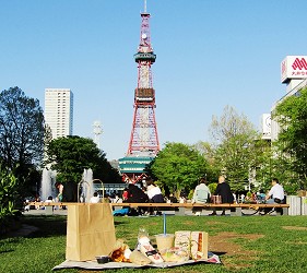 北海道在地推薦美食札幌PARCO「FOODIES MARKET」附近的大通公園野餐去