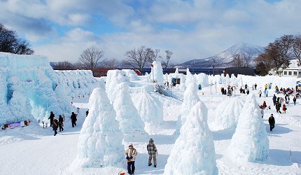 搭乘「北海道Resort Liner」的觀光巴士到北海道支笏湖參觀早上冰雕