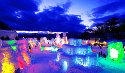 搭乘「北海道Resort Liner」的觀光巴士到北海道支笏湖參觀浪漫的夜晚冰雕