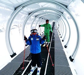 搭乘「北海道Resort Liner」的「SKIBUS」到北海道各地滑雪形象照二