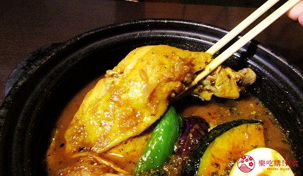 北海道札幌13年湯咖哩專門店「叭咕叭咕」的雞肉蔬菜湯咖哩(チキンベジタブルカリー)的雞肉