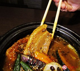 北海道札幌13年湯咖哩專門店「叭咕叭咕」的燉豬肉湯咖哩 (豚角煮カリー)