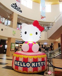北海道最大三井OUTLET「MITSUI OUTLET PARK 札幌北广岛」的2019年1月25日~2月17日期间限定活动的凯蒂猫像