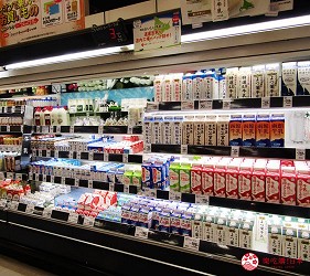 北海道札幌最大規模商場「AEON MALL 札幌發寒店」販售的各種牛奶