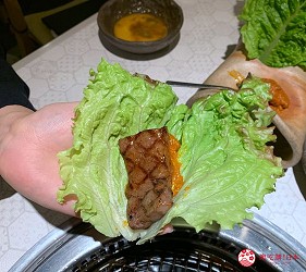 北海道札幌的人气烧肉店「NANKOU园」的生菜拼盘吃起来满足感十足