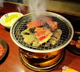 提供包括獨家創作料理、和牛及牛肉稀有部分的「牛角」在北海道分店「牛角札幌站前店」提供的精選四種拼盤中的黑毛和牛肩里脊肉、黑毛和牛肋肉(醬汁)、特上等黑毛和牛五花肉和鹽味上等霜降牛舌四款肉品在烤爐上受熱