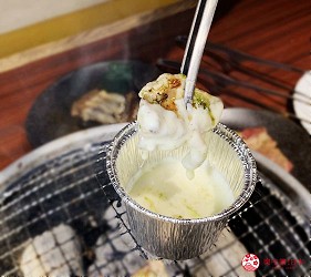 提供包括獨家創作料理、和牛及牛肉稀有部分的「牛角」在北海道分店「牛角札幌站前店」提供的奶酪火鍋配雞肉羅勒在烤熟後把雞肉蘸上完全融掉的奶酪