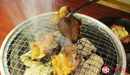 提供包括獨家創作料理、和牛及牛肉稀有部分的「牛角」在北海道分店「牛角札幌站前店」提供的上等黑毛和牛里脊肉在烤爐上加熱