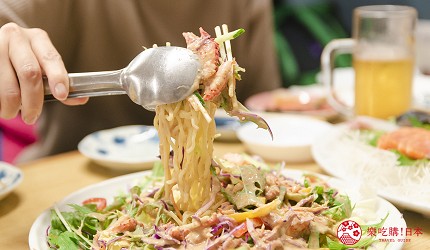 北海道道东四天三夜推荐行程的居酒屋「炉ばた いちばん星」的拉面沙拉