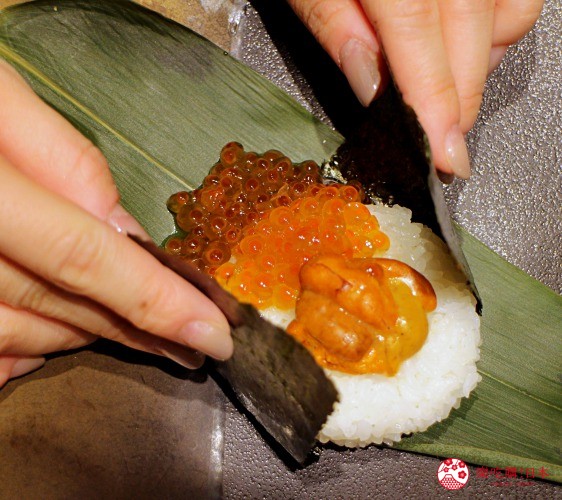 乐吃购日本记者在制作北海道自由行必去札幌食必吃和牛烧肉推荐推介美食店肉割烹八寸的海胆鲑鱼卵握饭团