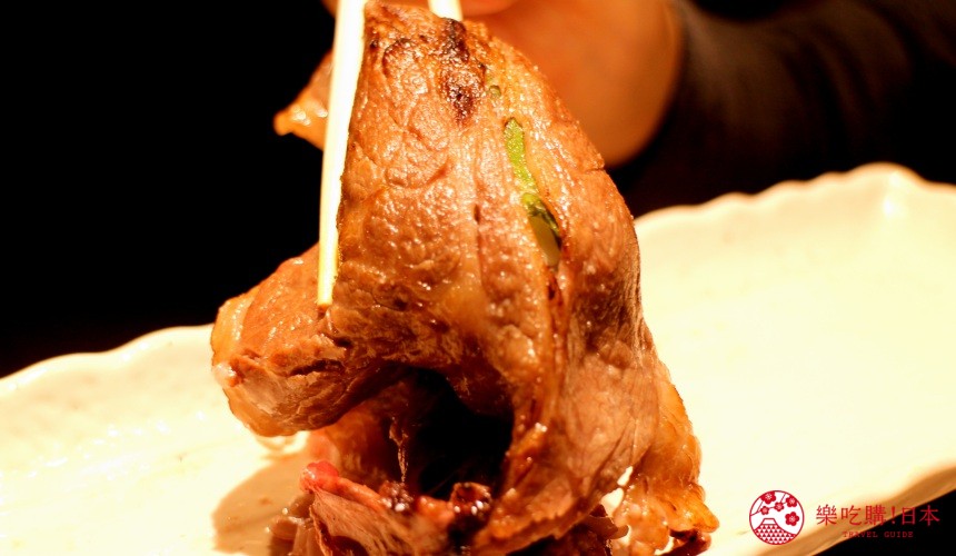 北海道自由行必去札幌食必吃和牛烧肉推荐推介美食店肉割烹八寸的招牌菜名物特大20公分 OVER 炙烧和牛寿司的和牛片卷在寿司上
