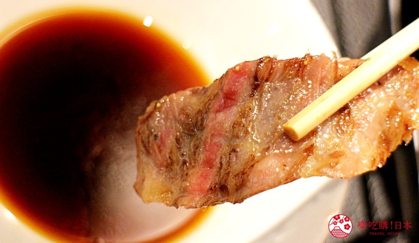 日本北海道自由行美食推荐推介薄野站附近和牛烧肉店BULL提供的和牛上等肩肉脂烤好了